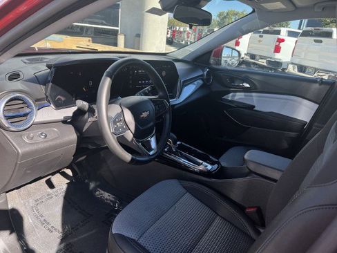 Used 2025 Chevrolet Trax LT w/ LT Convenience Package image 10