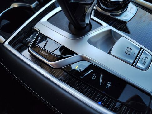 Used 2022 BMW 750i xDrive w/ Executive Package image 27