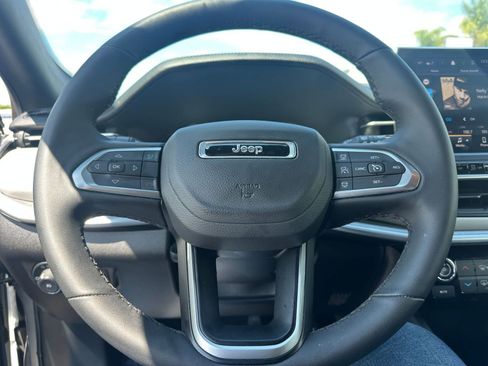 Used 2025 Jeep Compass Limited image 28