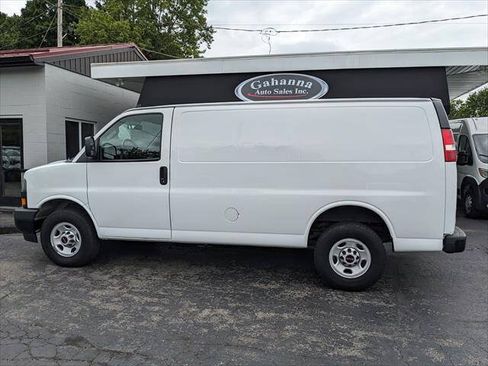 Used 2022 GMC Savana 2500 RWD image 2
