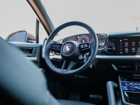 Certified 2025 Porsche Cayenne AWD/4WD image 25