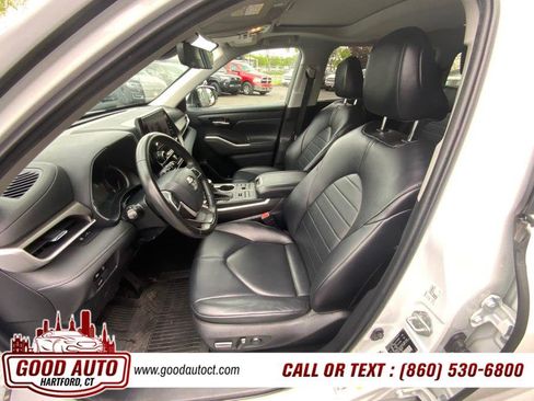 Used 2023 Toyota Highlander XLE AWD/4WD image 10