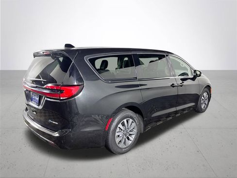 Used 2024 Chrysler Pacifica Select image 6