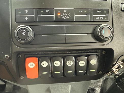 Used 2014 Ford F550 4X2 2dr Regular Cab 140.8 200. image 45