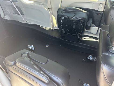 Used 2023 Chrysler Pacifica Touring-L FWD image 14