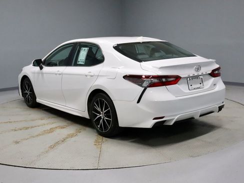 Used 2024 Toyota Camry SE image 8