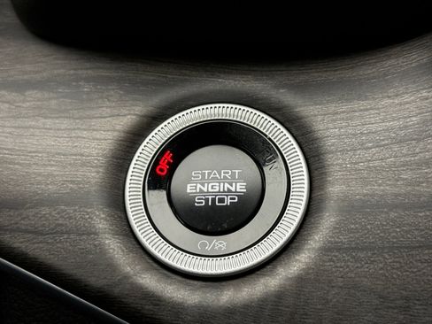 Used 2025 Jeep Grand Cherokee Limited w/ Black Appearance Package image 21