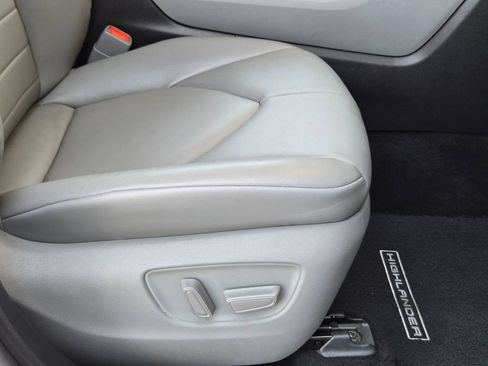 Used 2021 Toyota Highlander XLE FWD image 27