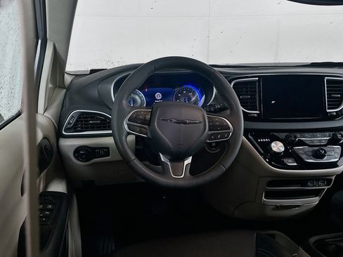 Used 2024 Chrysler Pacifica Touring-L image 18