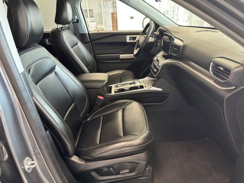 Used 2022 Ford Explorer XLT w/ Equipment Group 202A image 16