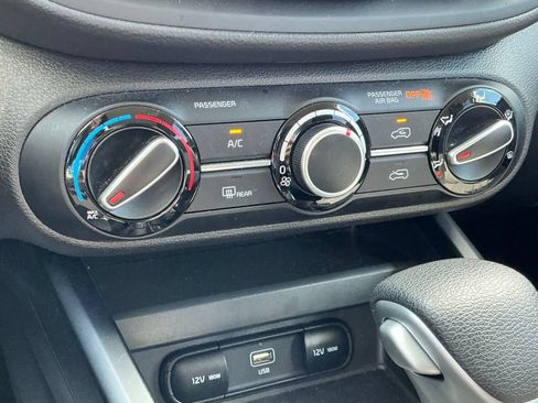 Used 2025 Kia Soul LX w/ LX Technology Package FWD image 36