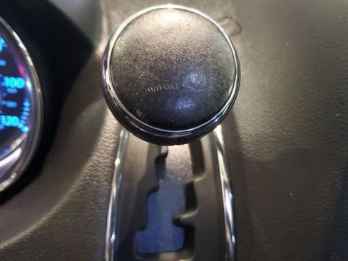 Used 2016 Chrysler Town & Country Touring image 27