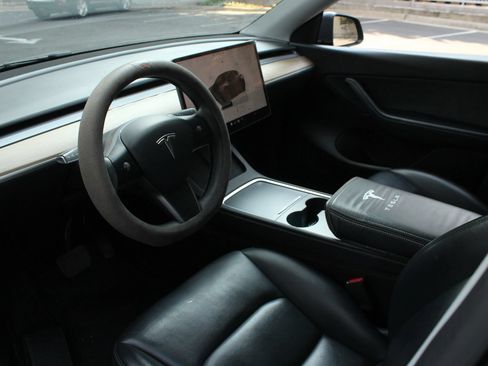 Used 2022 Tesla Model Y Long Range AWD/4WD image 13