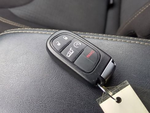 Used 2016 Jeep Cherokee Latitude w/ Comfort/Convenience Group image 39