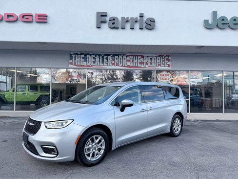 Used 2023 Chrysler Pacifica Touring-L image 1