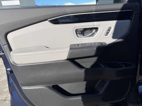 Used 2025 Honda Pilot Touring image 12