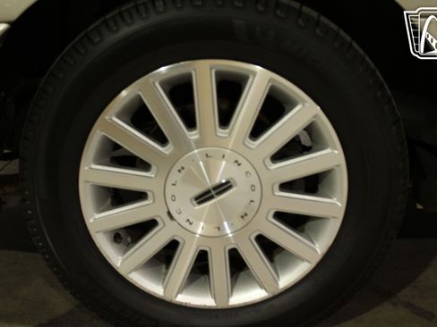 Used 2003 Lincoln Town Car Executive image 7