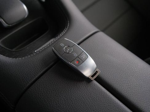 Used 2025 Mercedes-Benz GLE 450e 4MATIC image 8