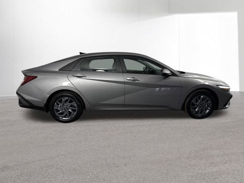 New 2026 Hyundai Elantra Blue image 32