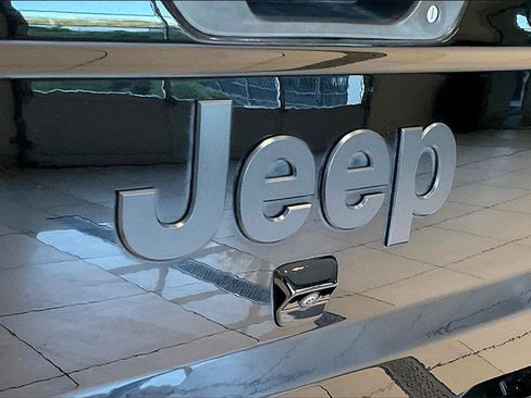 Used 2022 Jeep Gladiator Willys image 8