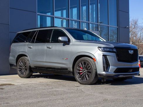 Used 2023 Cadillac Escalade V w/ LPO, ONYX Package image 3