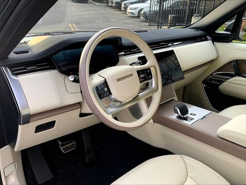 New 2025 Land Rover Range Rover SE image 8