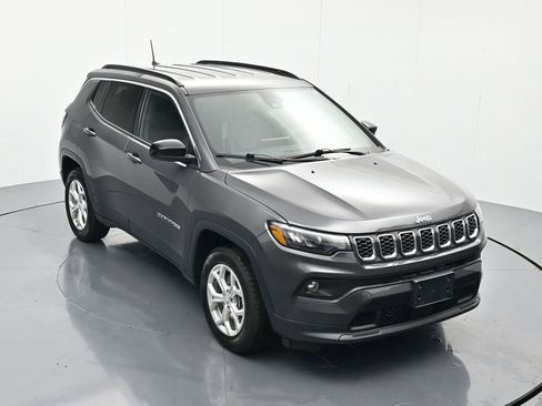 Used 2024 Jeep Compass Latitude AWD/4WD image 29