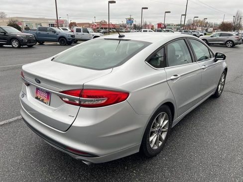 Used 2017 Ford Fusion SE w/ Fusion SE Technology Package image 6