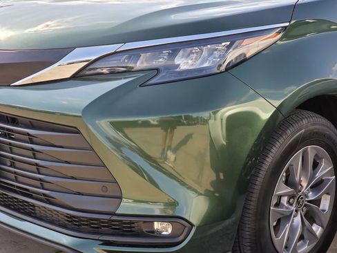 Used 2025 Toyota Sienna XLE FWD image 6