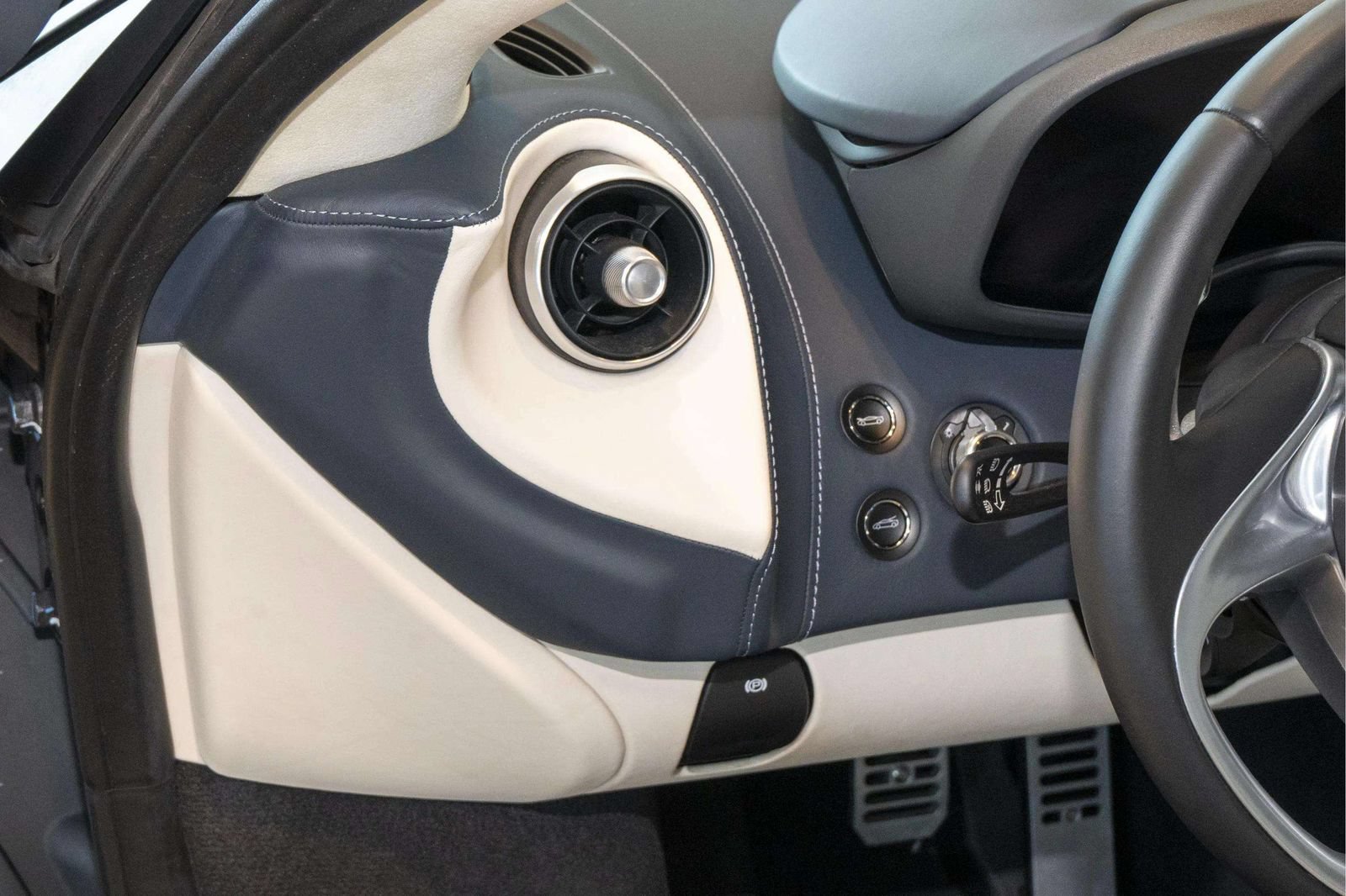 Used 2023 McLaren GT RWD image 17