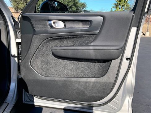 Used 2023 Volvo XC40 Recharge Plus image 27