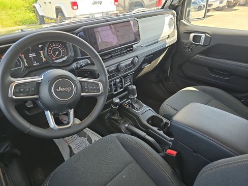 Used 2025 Jeep Wrangler Unlimited Sahara AWD/4WD image 9