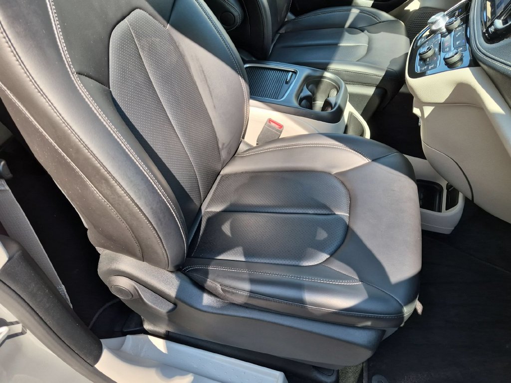 Used 2023 Chrysler Pacifica Touring-L AWD/4WD image 32