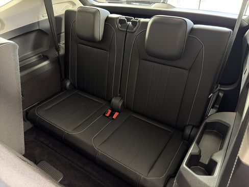 Used 2024 Volkswagen Tiguan SE FWD image 8