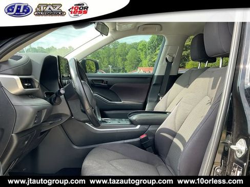 Used 2021 Toyota Highlander LE FWD image 2