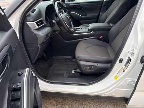 Used 2022 Toyota Highlander LE image 9
