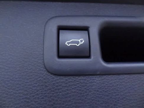 Used 2023 Toyota Highlander LE image 11