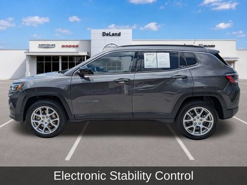 Used 2024 Jeep Compass Latitude AWD/4WD image 9