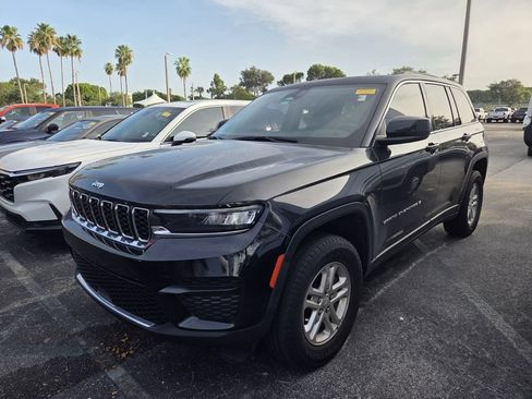 Used 2023 Jeep Grand Cherokee Laredo AWD/4WD image 3