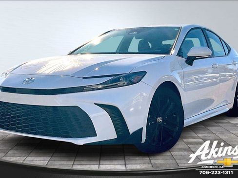 Used 2025 Toyota Camry SE image 1