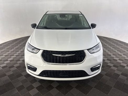 Used 2024 Chrysler Pacifica Touring-L FWD image 2