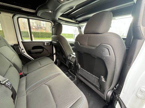 Used 2025 Jeep Wrangler Unlimited Rubicon 4xe w/ Convenience Group AWD/4WD image 30