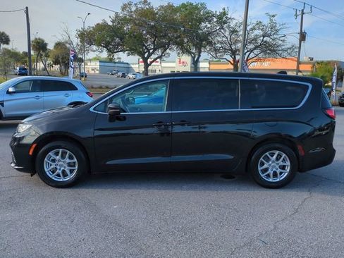 Used 2023 Chrysler Pacifica Touring-L image 7