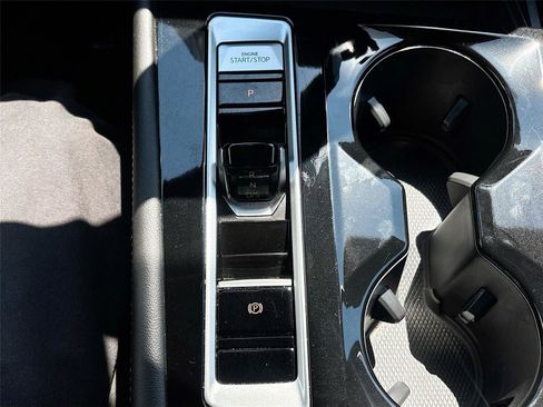 Used 2025 Volkswagen Atlas SE image 16