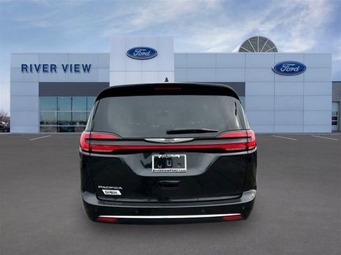 Used 2023 Chrysler Pacifica Touring-L image 5