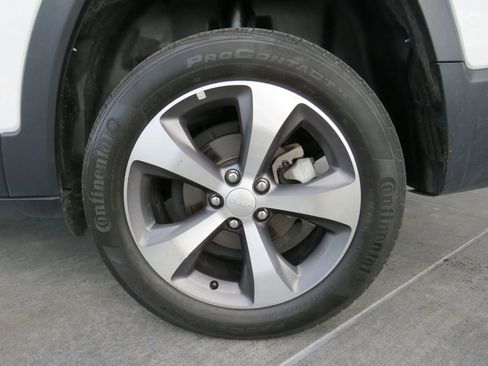 Used 2020 Jeep Cherokee Limited image 47