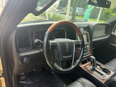 Used 2016 Lincoln Navigator L Select image 28