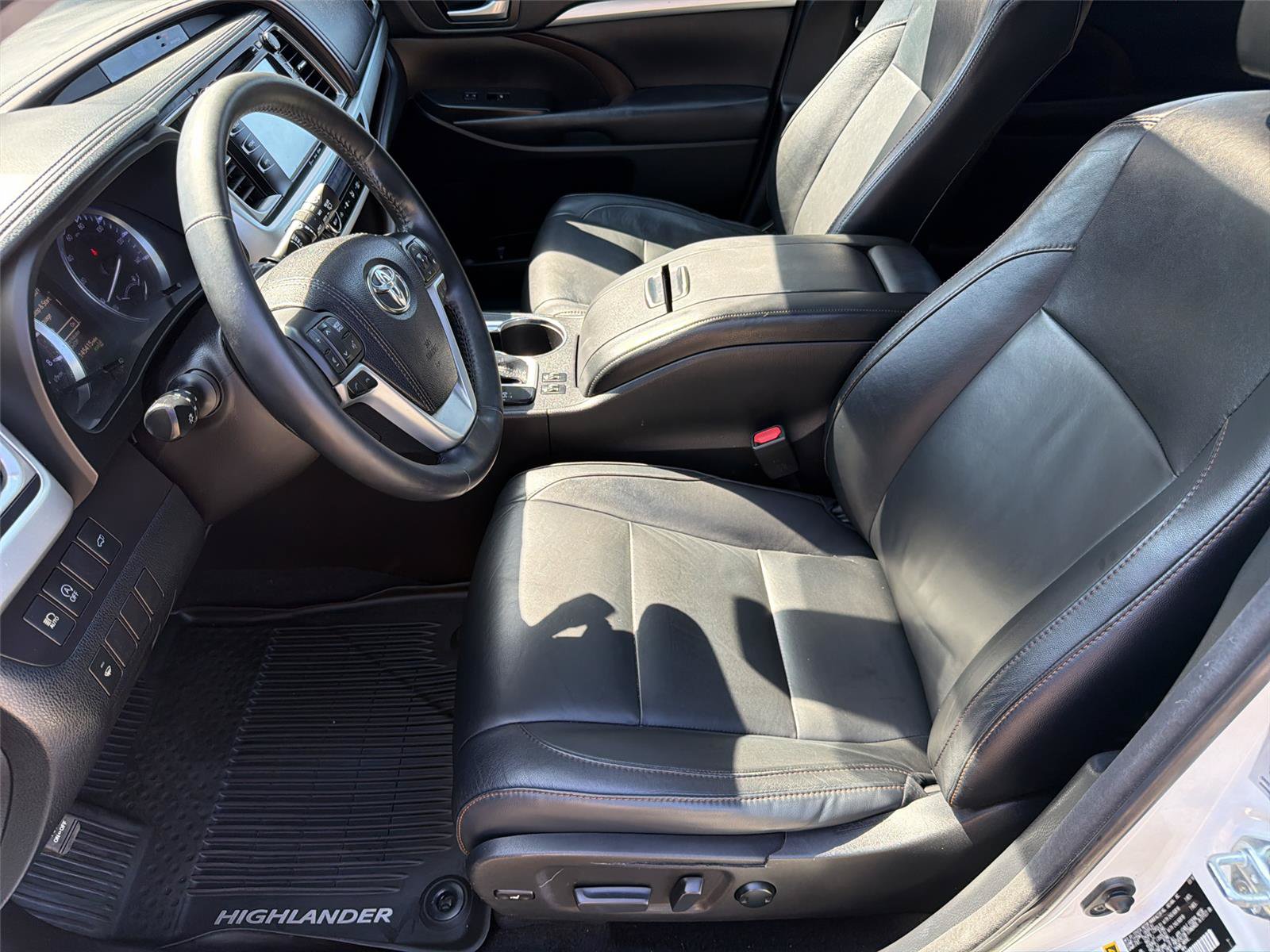 Used 2018 Toyota Highlander XLE AWD/4WD image 24
