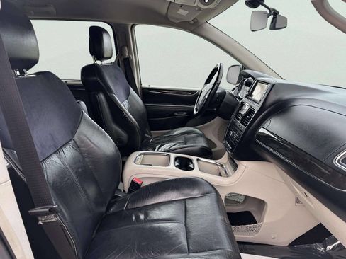 Used 2012 Chrysler Town & Country Limited image 21