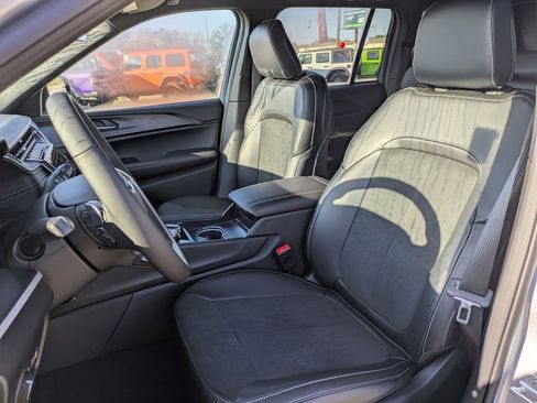 New 2025 Jeep Grand Cherokee Altitude image 15